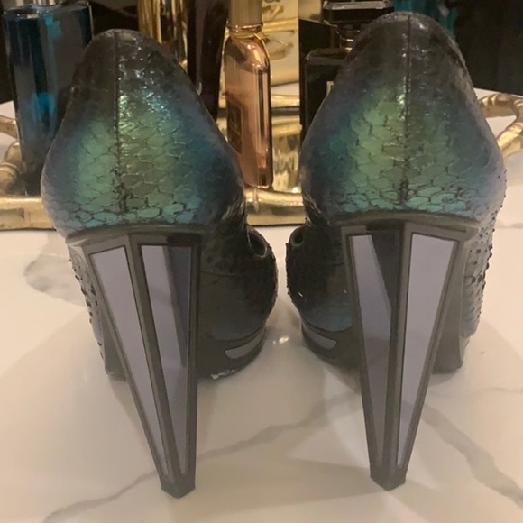 YSL Vanda Python Mirrored Heeled Pump - Picture 3 of 7